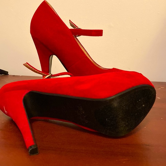 Red heels - Picture 3 of 4